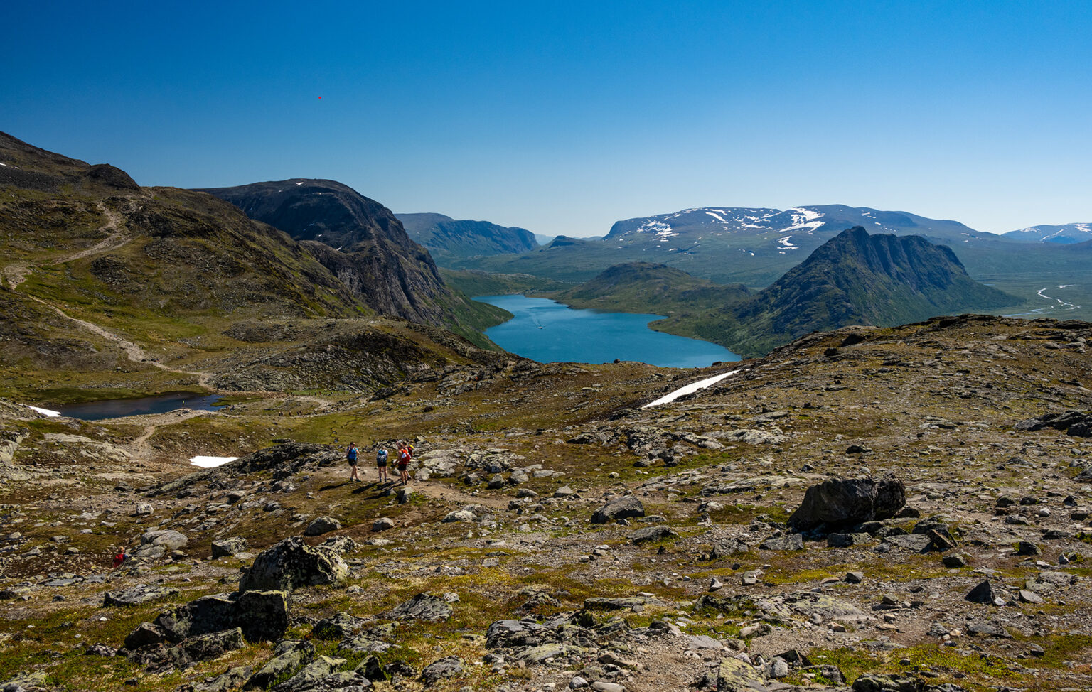 Landskapet åpner seg. Besseggen til venstre og Knutshø til høyre.