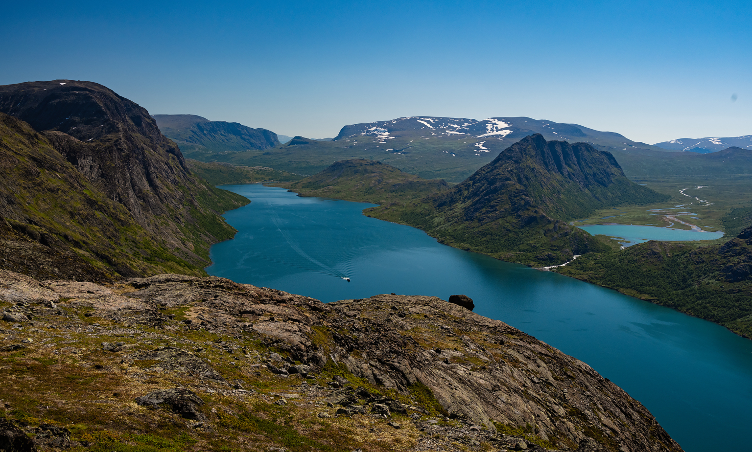 Storslått utsikt langs hele ruta. Knutshø til høyre. Besseggen til venstre.