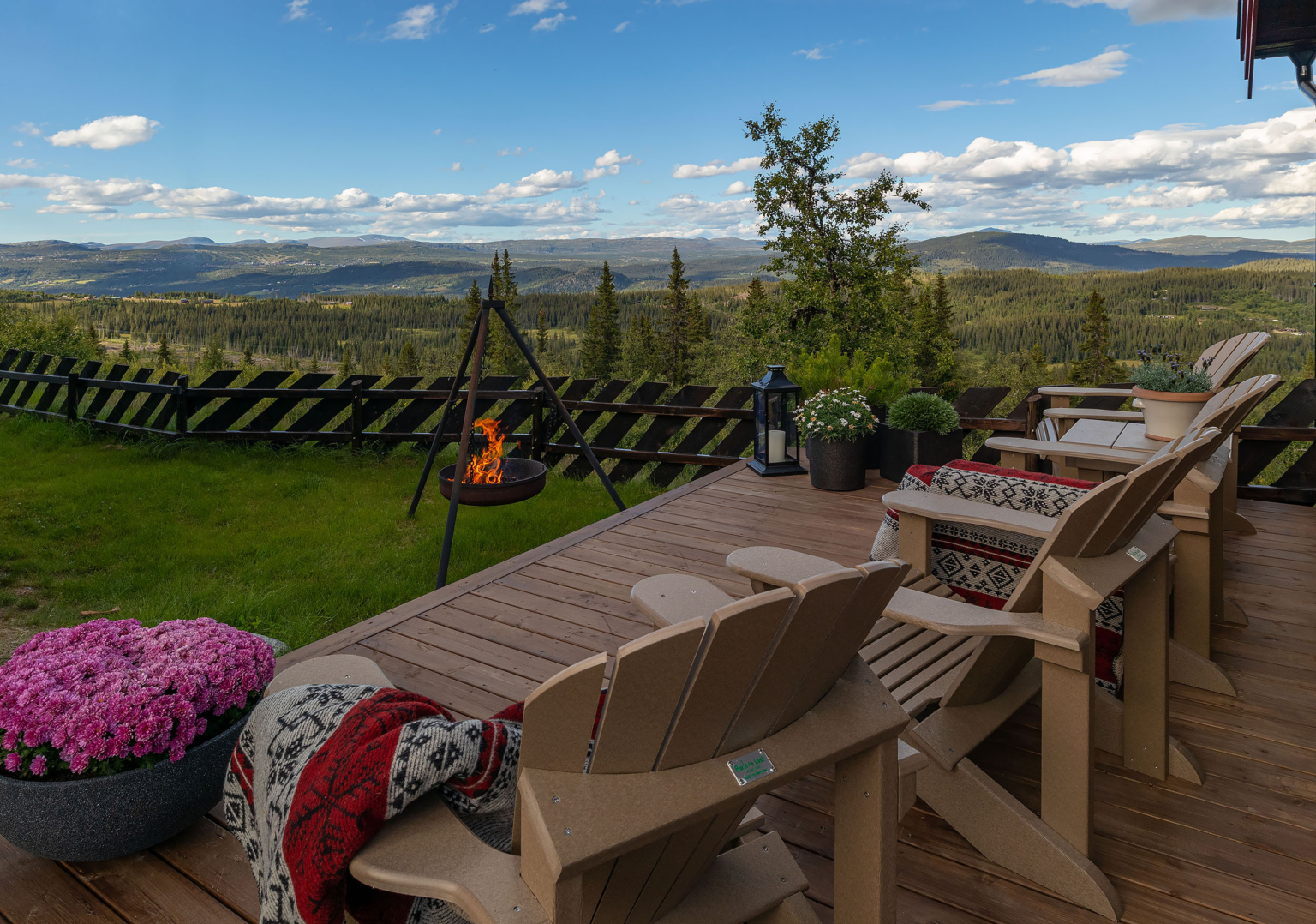 Egen terrasse utenfor annekset med Adirondack stoler og bålpanne.