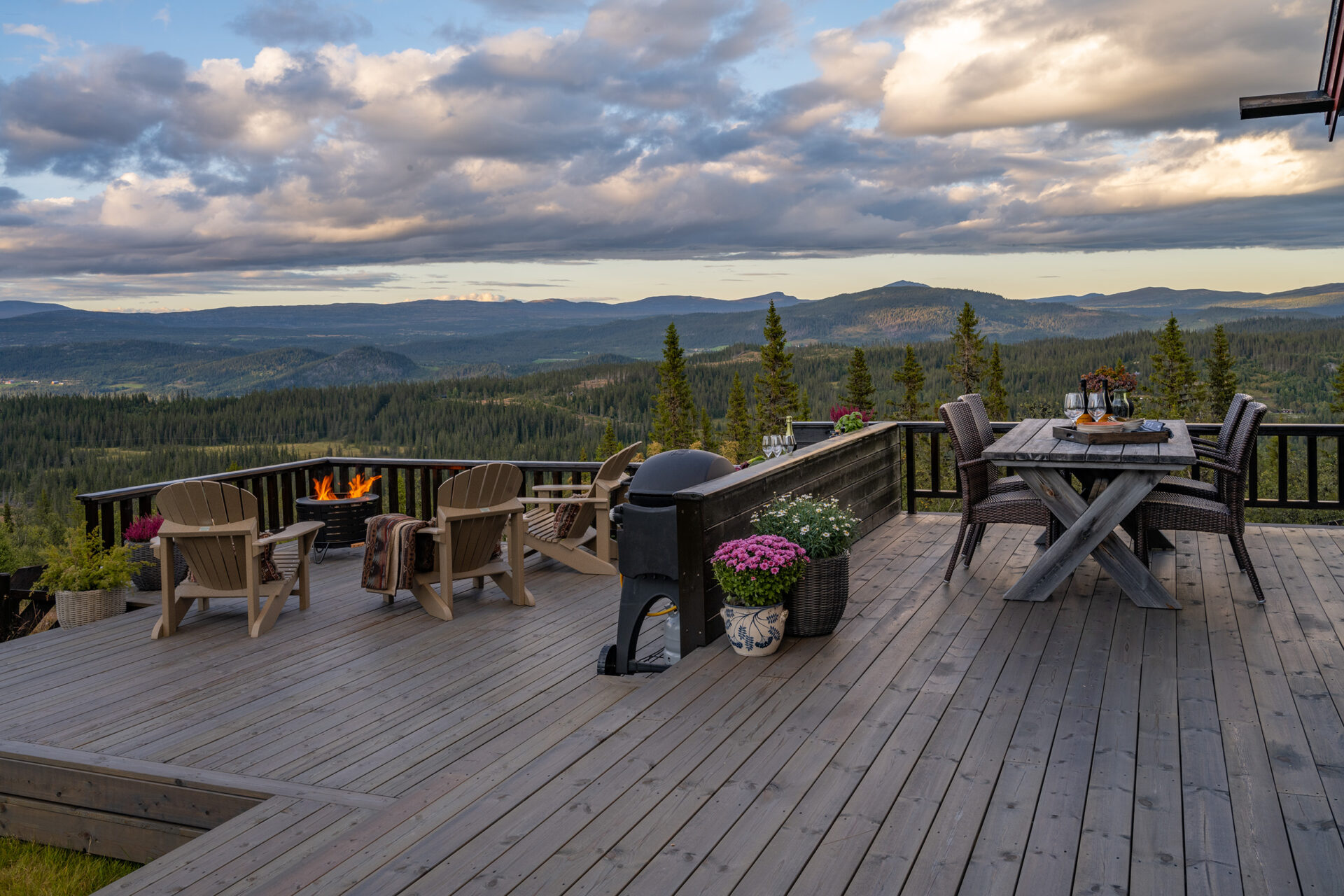 Hjemmelaget spisebord i Kebony. Terrasse oljet med Møretyri terrasseolje i fargen grå.