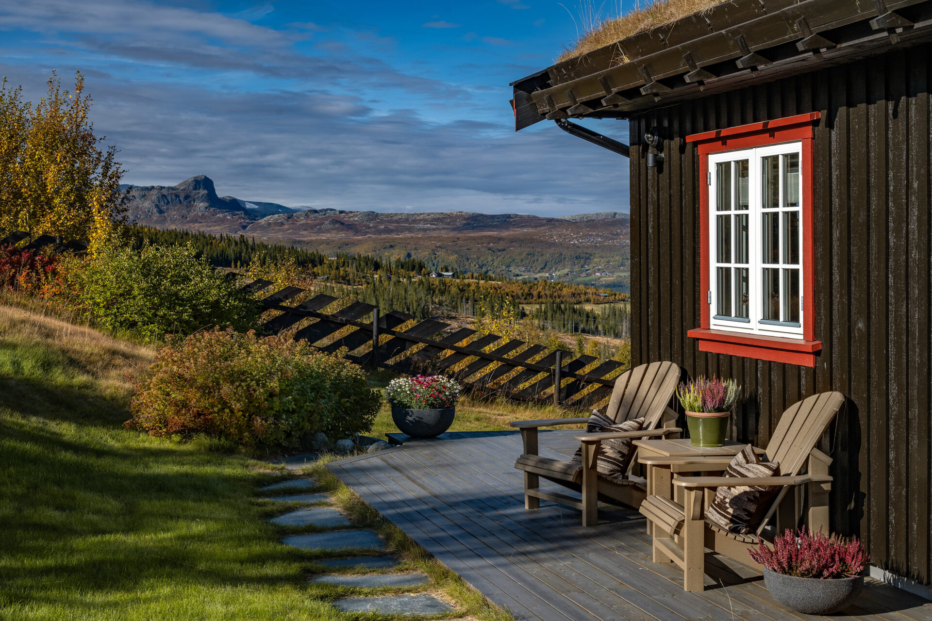 Klassiske Adirondack stoler. Terrasse oljet med Møretyri terrasseolje i fargen grå. Utsikt til Bitihorn.