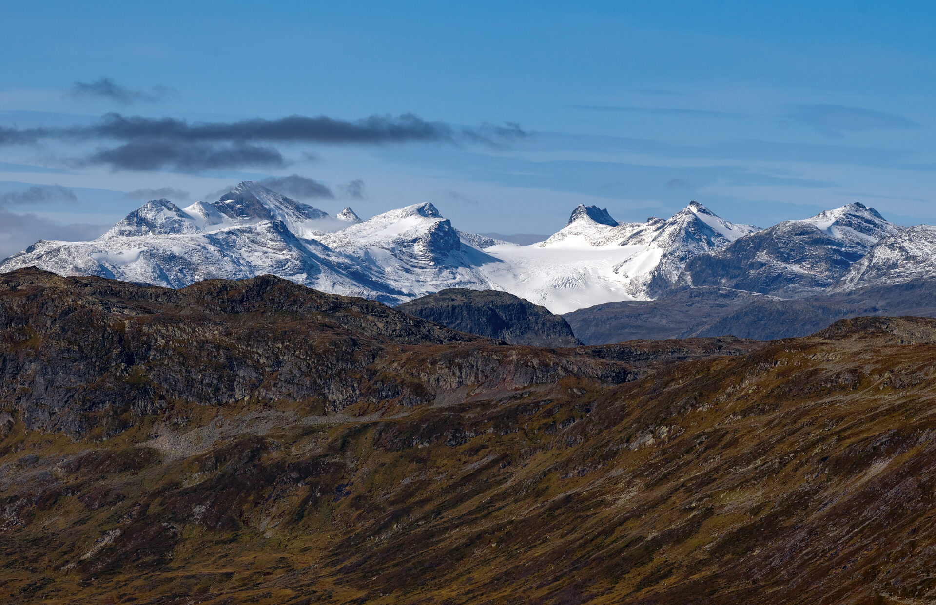 Utsikt fra Store Sendehornet mot Uranostind, Mjølkedalsbreen og Mjølkedalspiggene.